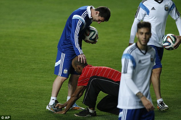 Messi gets an inadvertent shoeshine from a fan! 